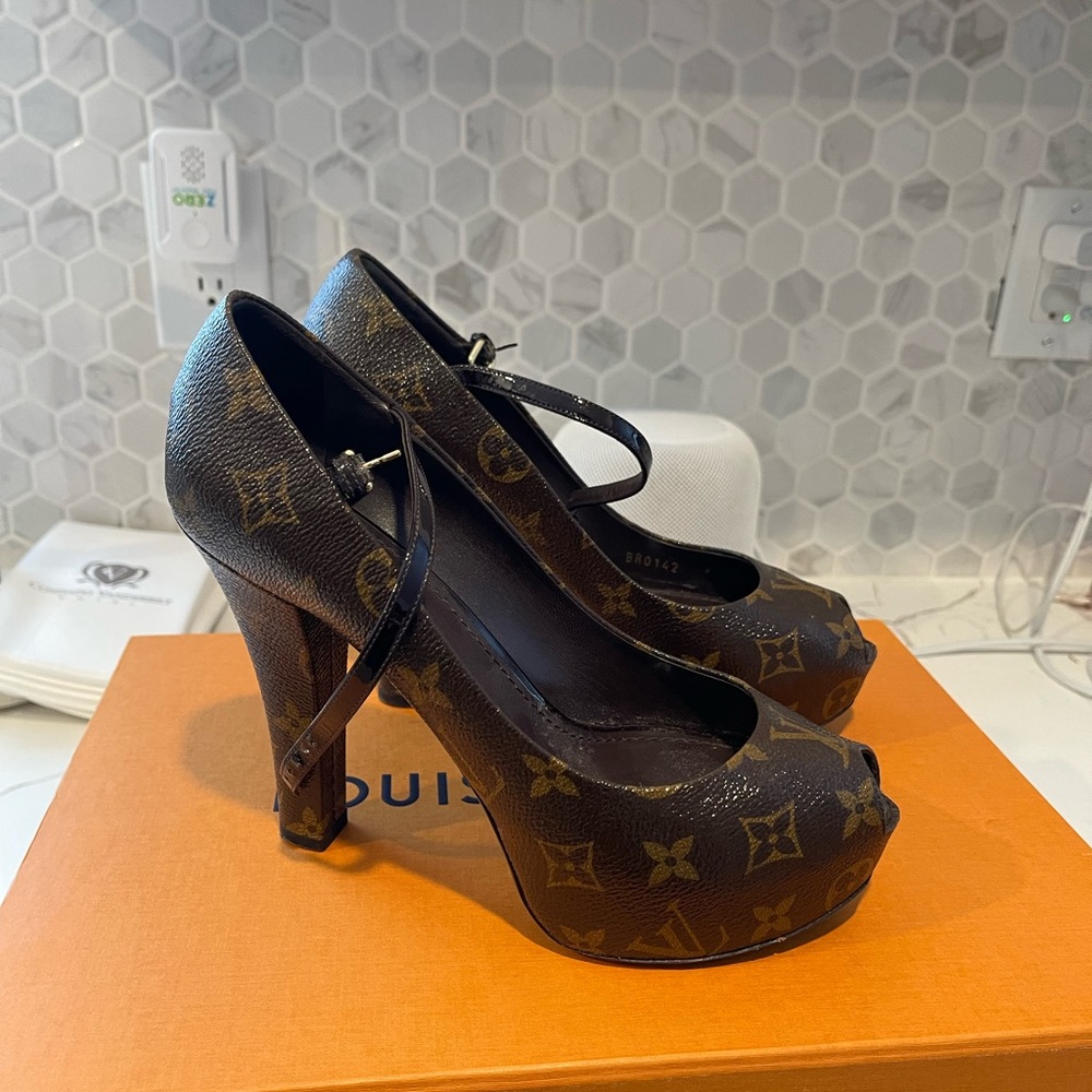 Louis Vuitton Heels - Picture 2 of 6